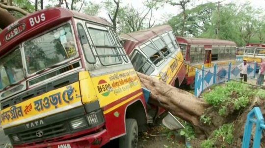 Porak-Poranda India Usai Hantaman Topan Amphan