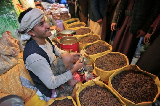 Aktivitas Pasar Buah dan Kacang Kering di Yaman Menjelang Idul Fitri