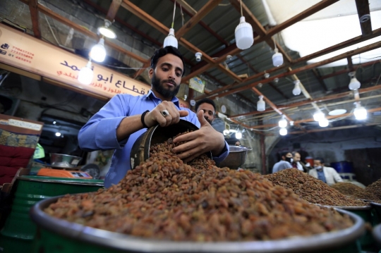 Aktivitas Pasar Buah dan Kacang Kering di Yaman Menjelang Idul Fitri