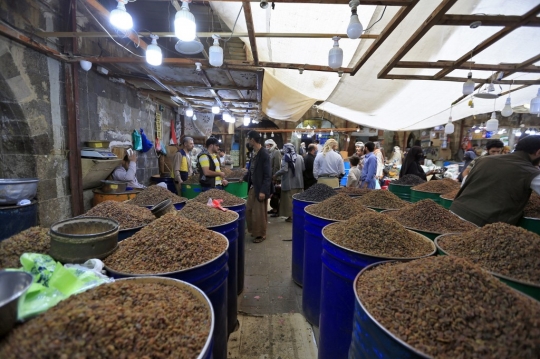 Aktivitas Pasar Buah dan Kacang Kering di Yaman Menjelang Idul Fitri
