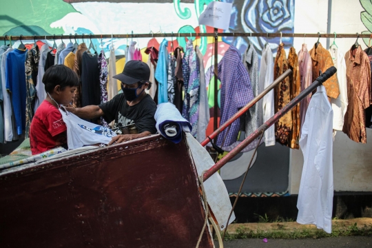 Warga Jati Padang Berbagi Pakaian dan Bahan Makanan di Tengah Pandemi
