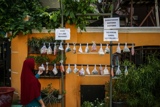 Warga Jati Padang Berbagi Pakaian dan Bahan Makanan di Tengah Pandemi