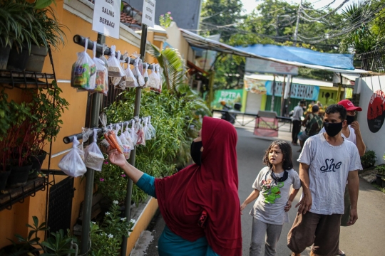 Warga Jati Padang Berbagi Pakaian dan Bahan Makanan di Tengah Pandemi