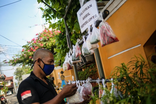 Warga Jati Padang Berbagi Pakaian dan Bahan Makanan di Tengah Pandemi