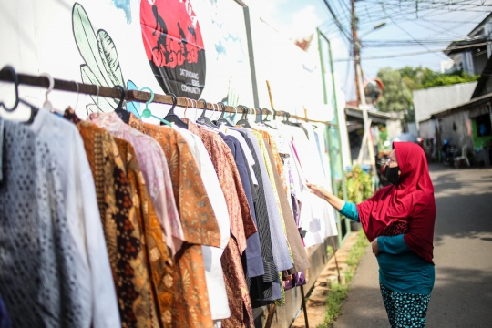Warga Jati Padang Berbagi Pakaian dan Bahan Makanan di Tengah Pandemi