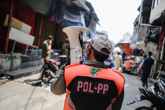 Satpol PP Tertibkan Pedagang yang Nekat Berjualan di Tanah Abang