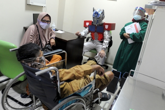 Antisipasi Covid-19, Dokter di Bogor Pakai APD Unik Mirip Kostum Transformer