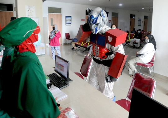 Antisipasi Covid-19, Dokter di Bogor Pakai APD Unik Mirip Kostum Transformer
