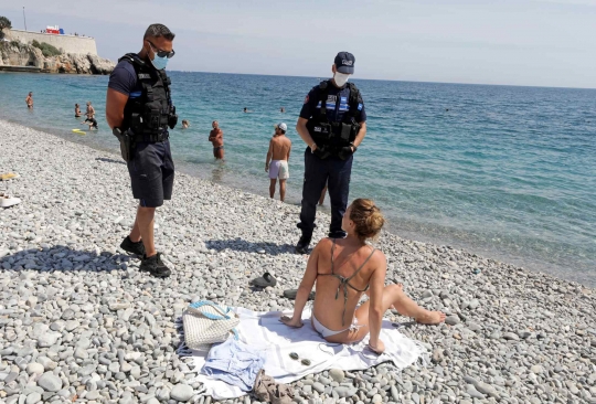 Polisi Usir Wisatawan Pelanggar Pembatasan Sosial di Pantai Nice
