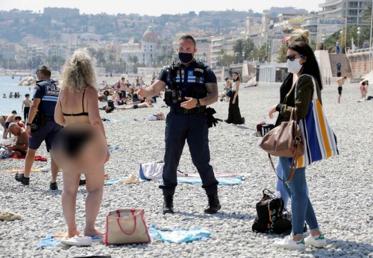 Polisi Usir Wisatawan Pelanggar Pembatasan Sosial di Pantai Nice