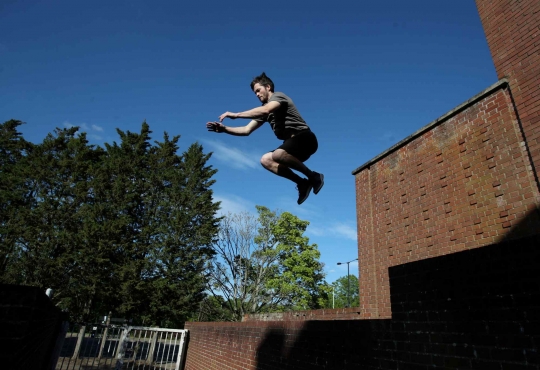 Aksi Mendebarkan Atlet Parkour Inggris di Tengah Kelonggaran Lockdown