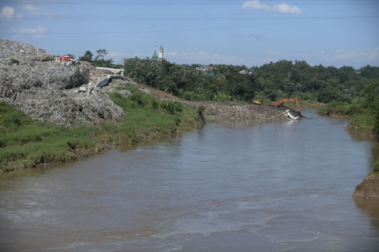 TPA Sampah Cipeucang Longsor ke Sungai Cisadane