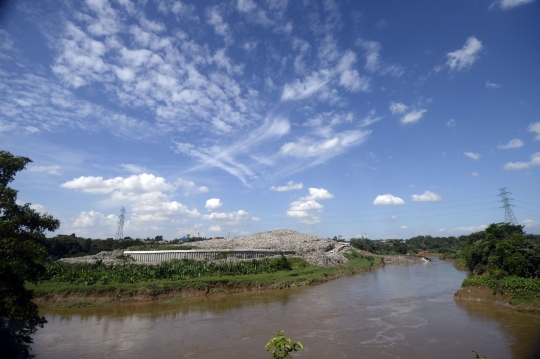 TPA Sampah Cipeucang Longsor ke Sungai Cisadane