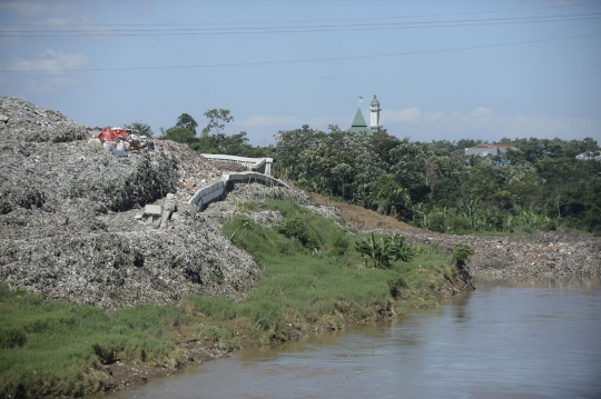 TPA Sampah Cipeucang Longsor ke Sungai Cisadane