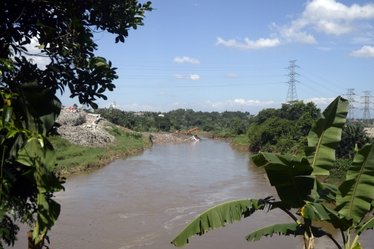 TPA Sampah Cipeucang Longsor ke Sungai Cisadane