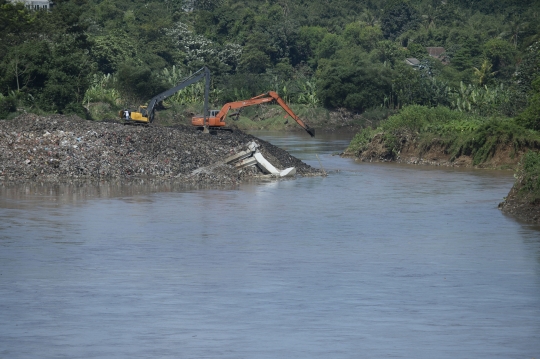 TPA Sampah Cipeucang Longsor ke Sungai Cisadane