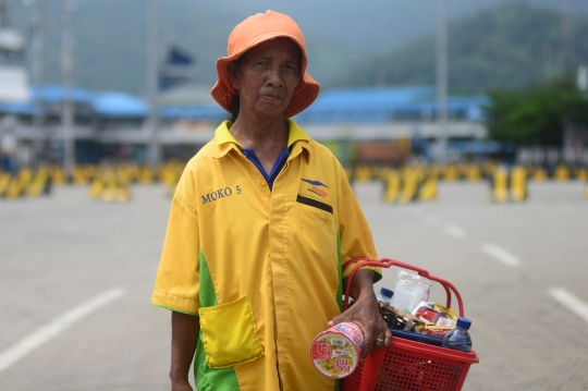 Keluh Pedagang Asongan di Tengah Sepinya Pemudik