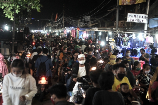 Malam Takbiran, Warga Padati Pasar Malam Jiung Kemayoran