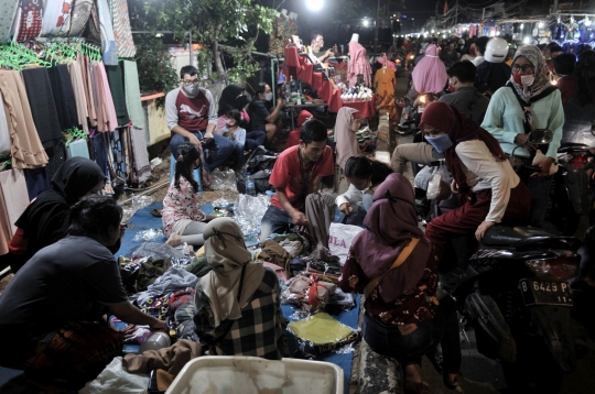 Malam Takbiran, Warga Padati Pasar Malam Jiung Kemayoran