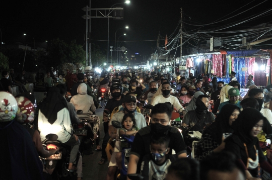 Malam Takbiran, Warga Padati Pasar Malam Jiung Kemayoran