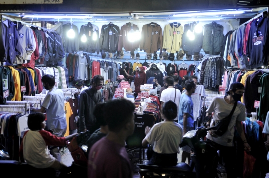 Malam Takbiran, Warga Padati Pasar Malam Jiung Kemayoran