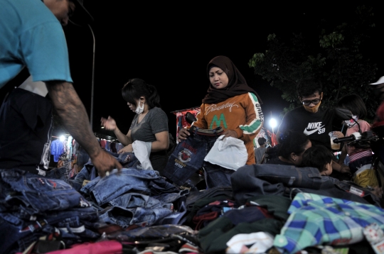 Malam Takbiran, Warga Padati Pasar Malam Jiung Kemayoran
