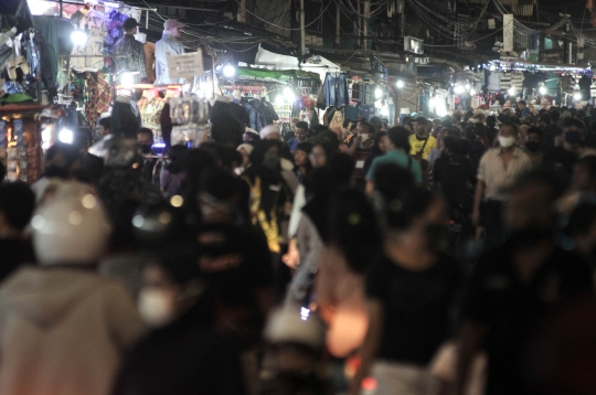 Malam Takbiran, Warga Padati Pasar Malam Jiung Kemayoran