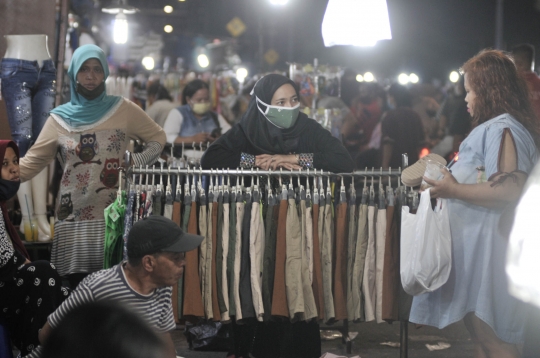 Malam Takbiran, Warga Padati Pasar Malam Jiung Kemayoran