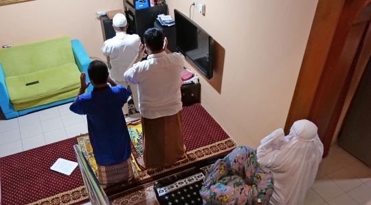 Warga Depok Salat Idul Fitri di Rumah