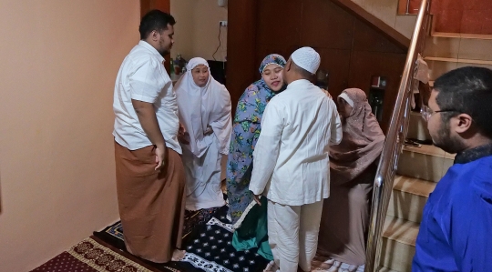 Warga Depok Salat Idul Fitri di Rumah