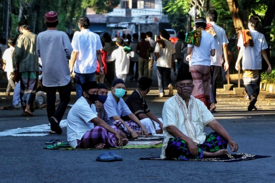 Warga Kebayoran Lama Terapkan Protokol Kesehatan Selama Salat Id