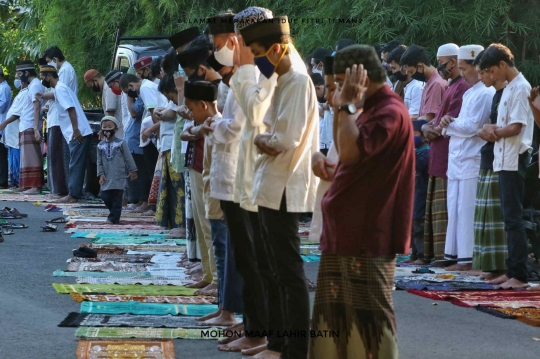 Warga Kebayoran Lama Terapkan Protokol Kesehatan Selama Salat Id