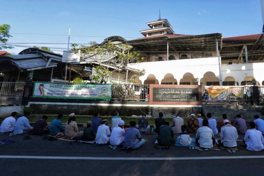 Warga Kebayoran Lama Terapkan Protokol Kesehatan Selama Salat Id