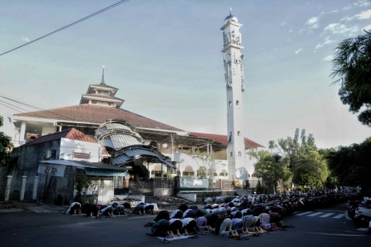 Warga Kebayoran Lama Terapkan Protokol Kesehatan Selama Salat Id