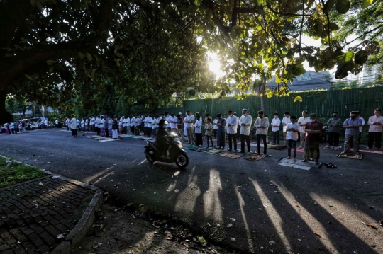 Warga Kebayoran Lama Terapkan Protokol Kesehatan Selama Salat Id