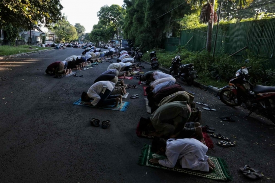 Warga Kebayoran Lama Terapkan Protokol Kesehatan Selama Salat Id