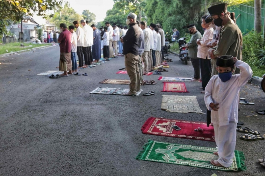 Warga Kebayoran Lama Terapkan Protokol Kesehatan Selama Salat Id