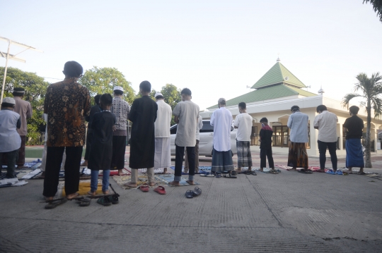 Wabah Pandemi, Warga Pamulang Gelar Salat Id di Pelataran Masjid