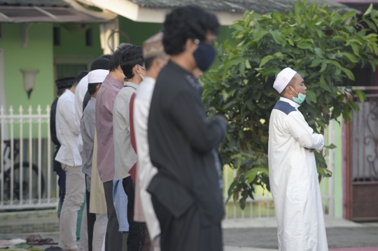 Wabah Pandemi, Warga Pamulang Gelar Salat Id di Pelataran Masjid