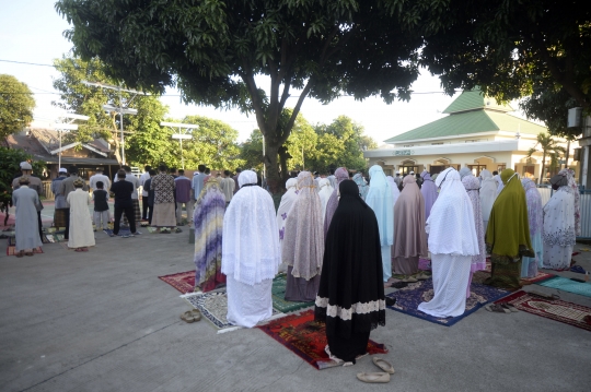 Wabah Pandemi, Warga Pamulang Gelar Salat Id di Pelataran Masjid