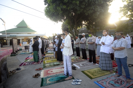 Wabah Pandemi, Warga Pamulang Gelar Salat Id di Pelataran Masjid