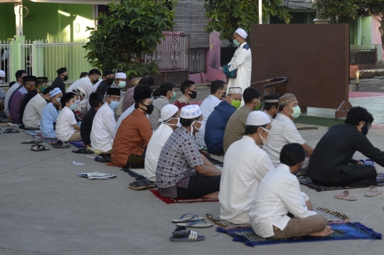 Wabah Pandemi, Warga Pamulang Gelar Salat Id di Pelataran Masjid