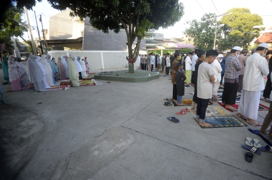 Wabah Pandemi, Warga Pamulang Gelar Salat Id di Pelataran Masjid