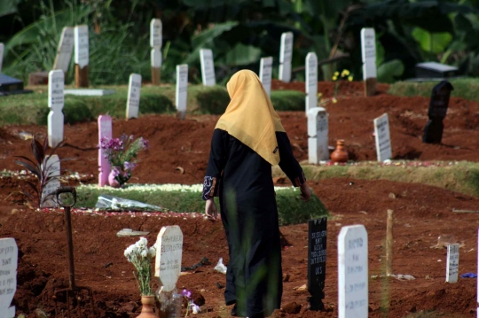 Idul Fitri, Keluarga dan Kerabat Ziarah Makam Korban Covid-19