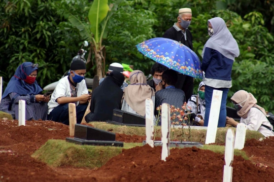 Idul Fitri, Keluarga dan Kerabat Ziarah Makam Korban Covid-19