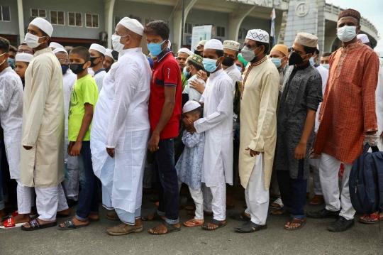 Antrean Mengular Jemaah Salat Id di Bangladesh