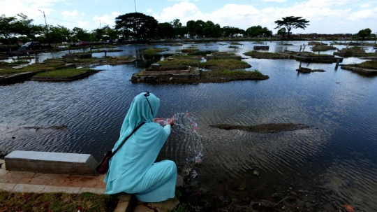 Hari ke-2 Lebaran, Warga Ziarah Kubur Meski TPU Semper Banjir