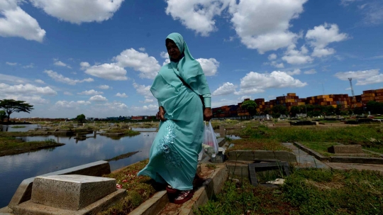 Hari ke-2 Lebaran, Warga Ziarah Kubur Meski TPU Semper Banjir