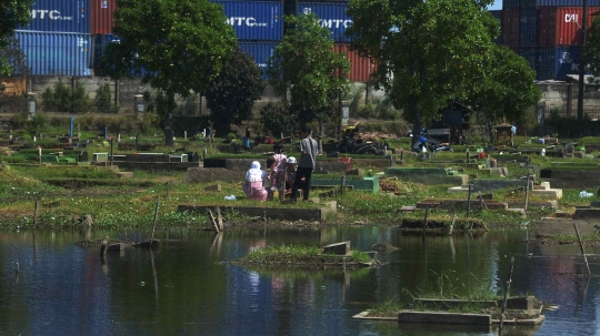 Hari ke-2 Lebaran, Warga Ziarah Kubur Meski TPU Semper Banjir