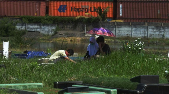 Hari ke-2 Lebaran, Warga Ziarah Kubur Meski TPU Semper Banjir